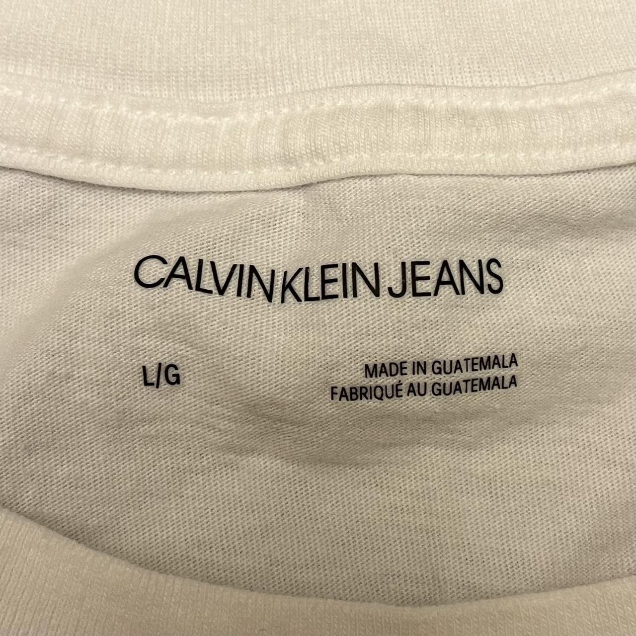 White Calvin Klein Jeans T-Shirt Sz L - Depop