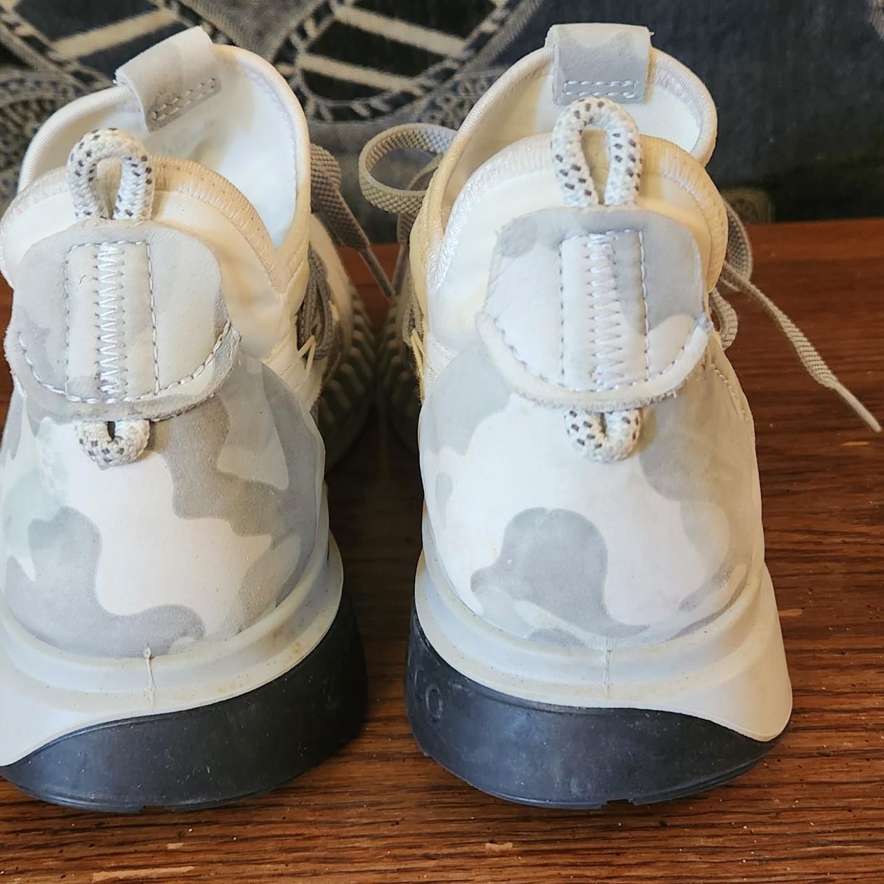 ECCO Women's Grey and White Trainers (3)