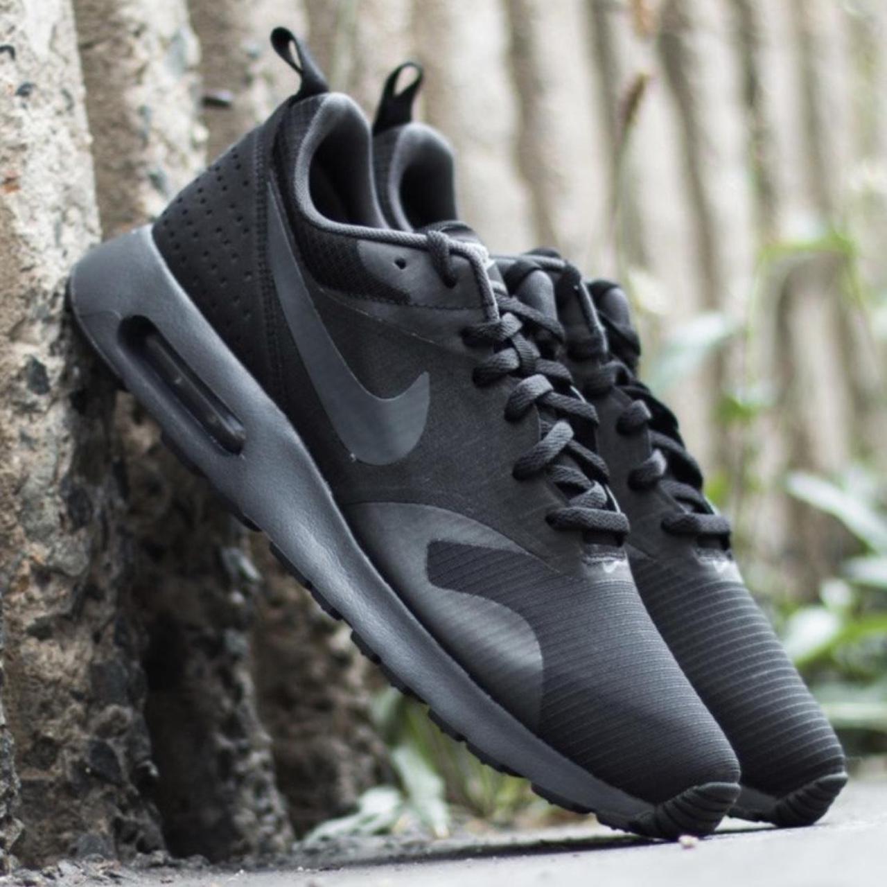 Black and white air max tavas hotsell