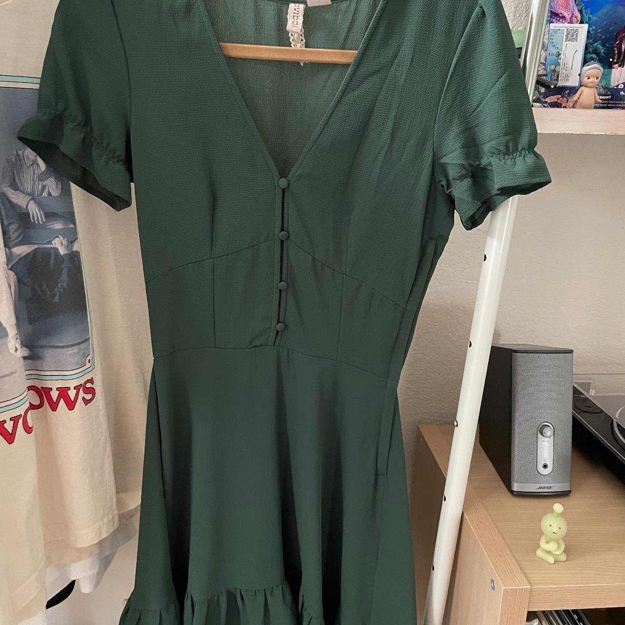 Simple solid green dress up to the knees... Depop