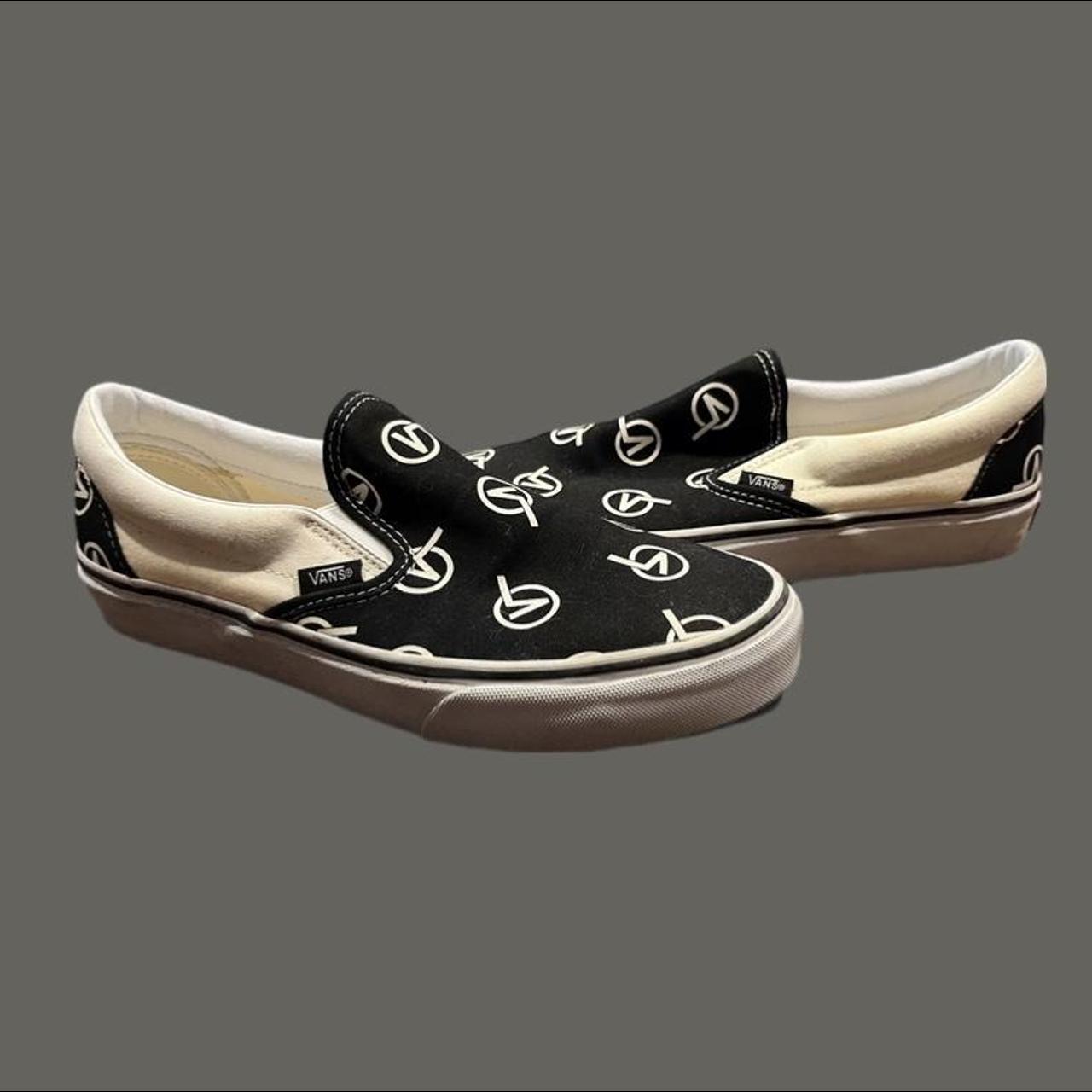 Vans slip on on sale logo