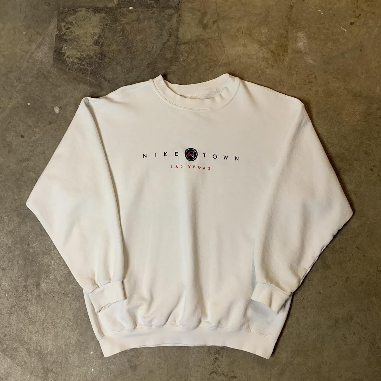 Nike town online crewneck