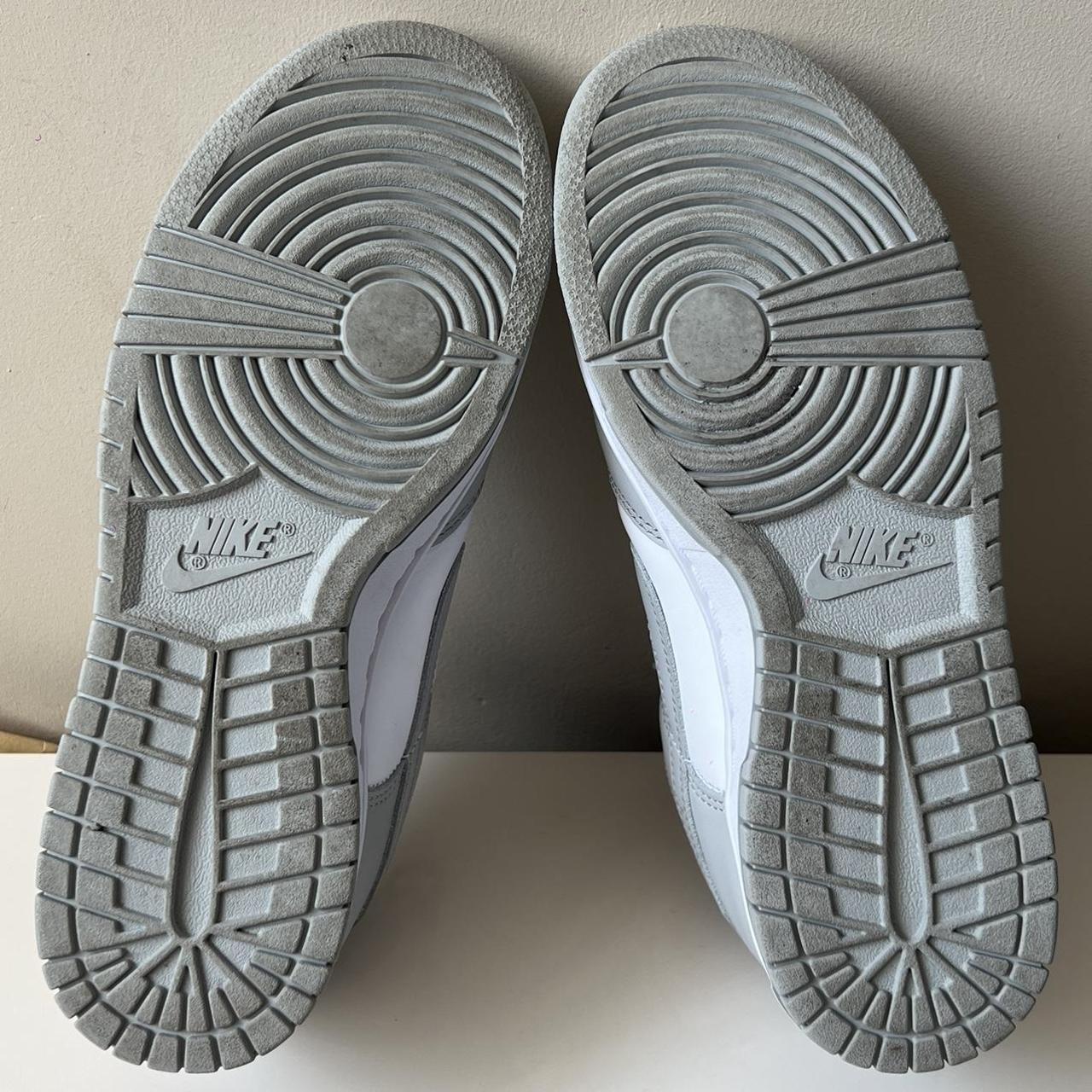 womens grey and white nike shoes