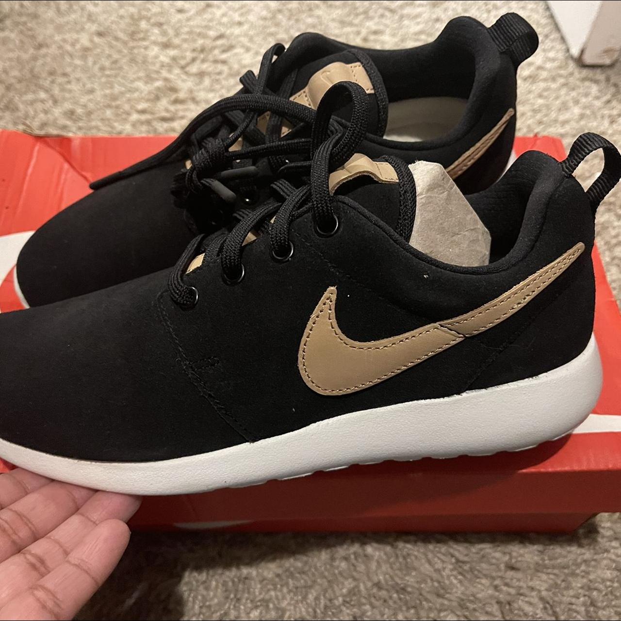 Nike roshe one hot sale black and gold