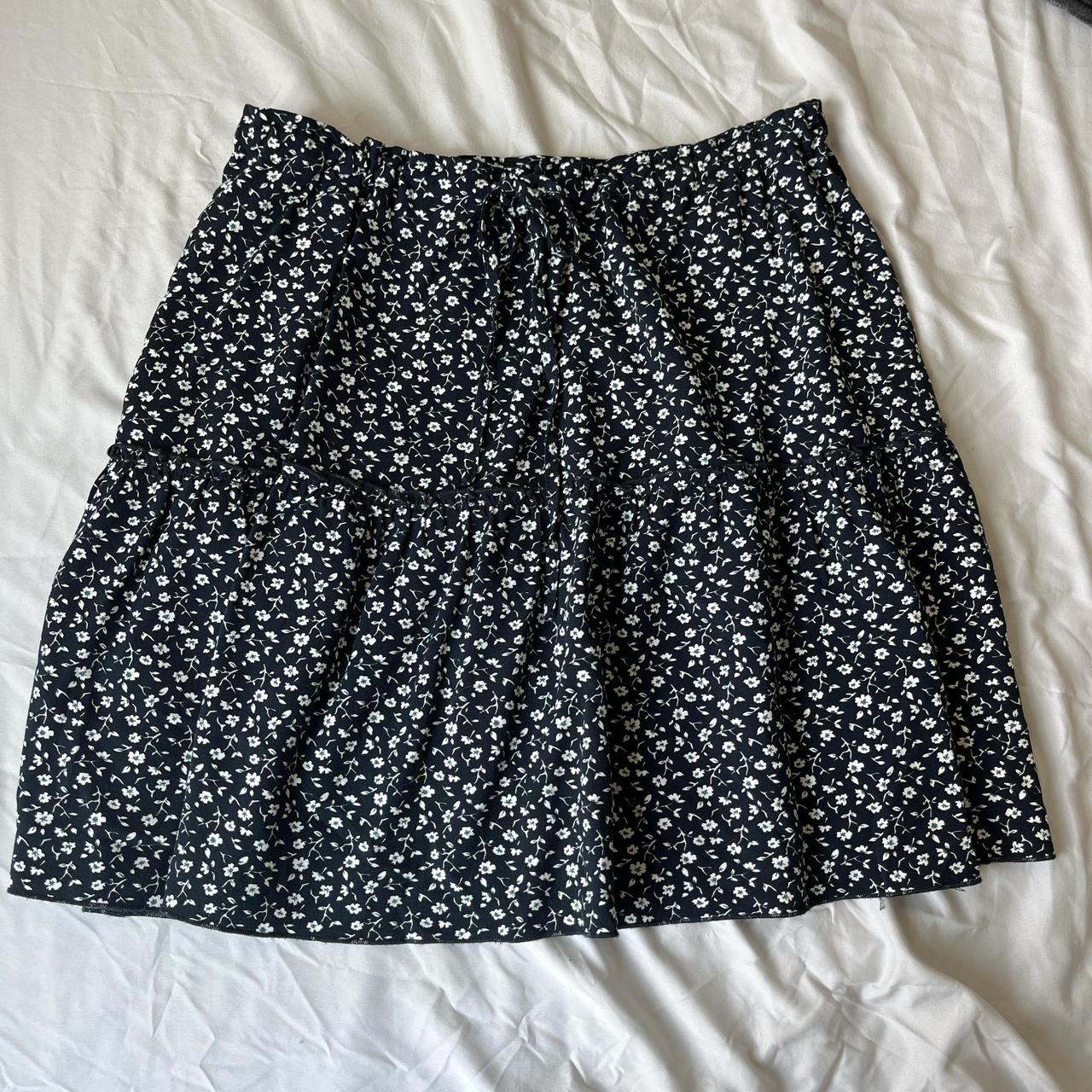 One size Brandy Melville black skirt with white