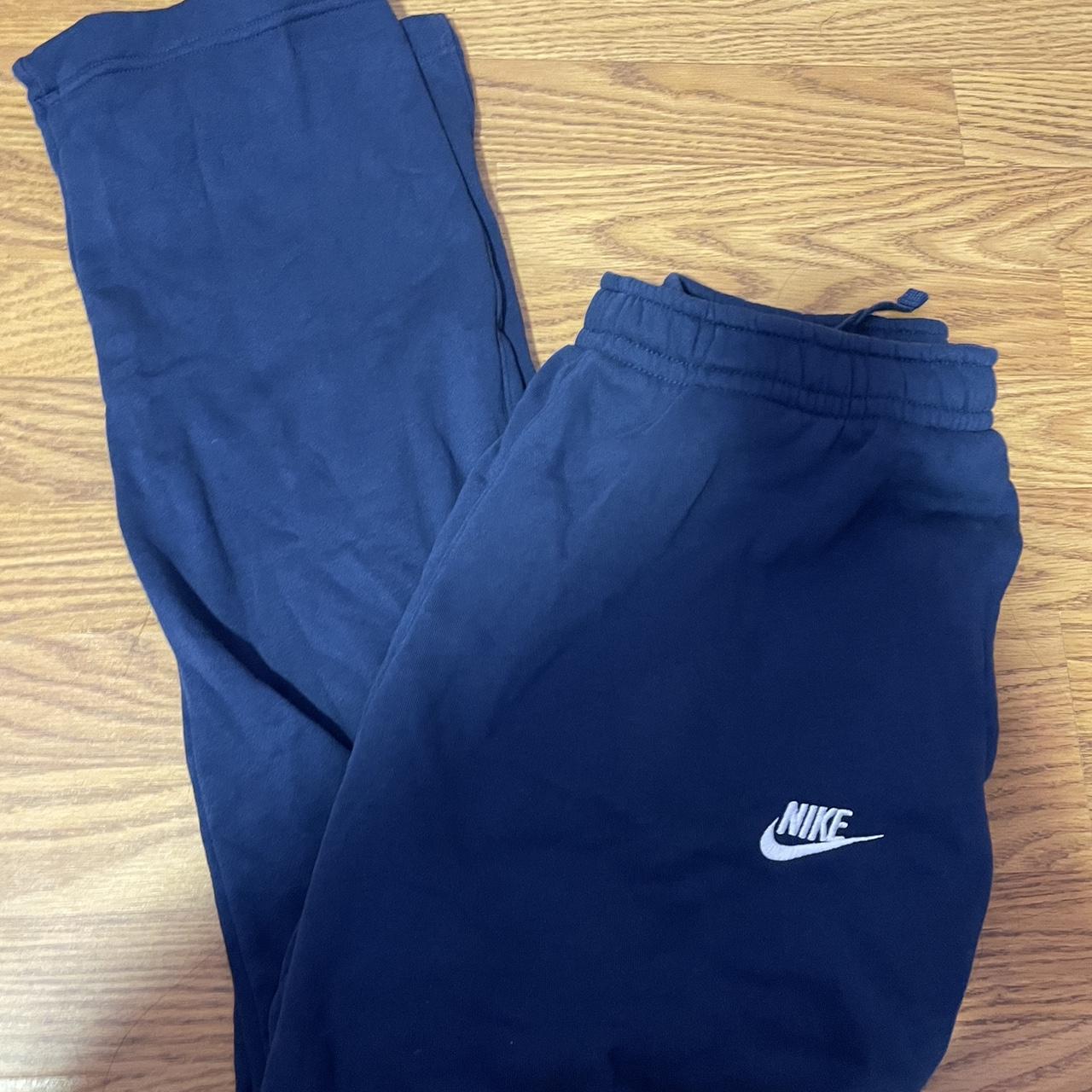nike sweat pants has no scrunch at the bottom Depop