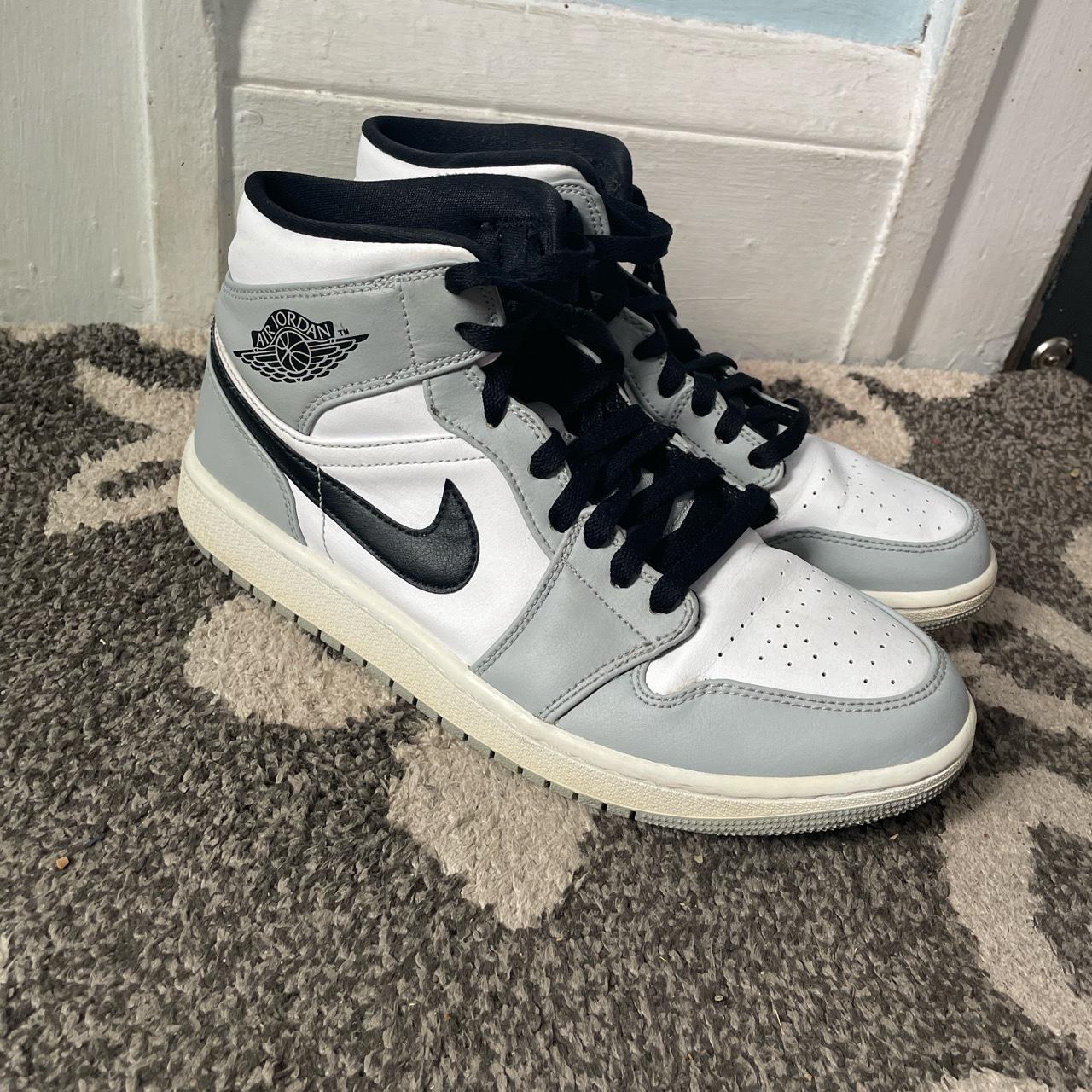 1s gray