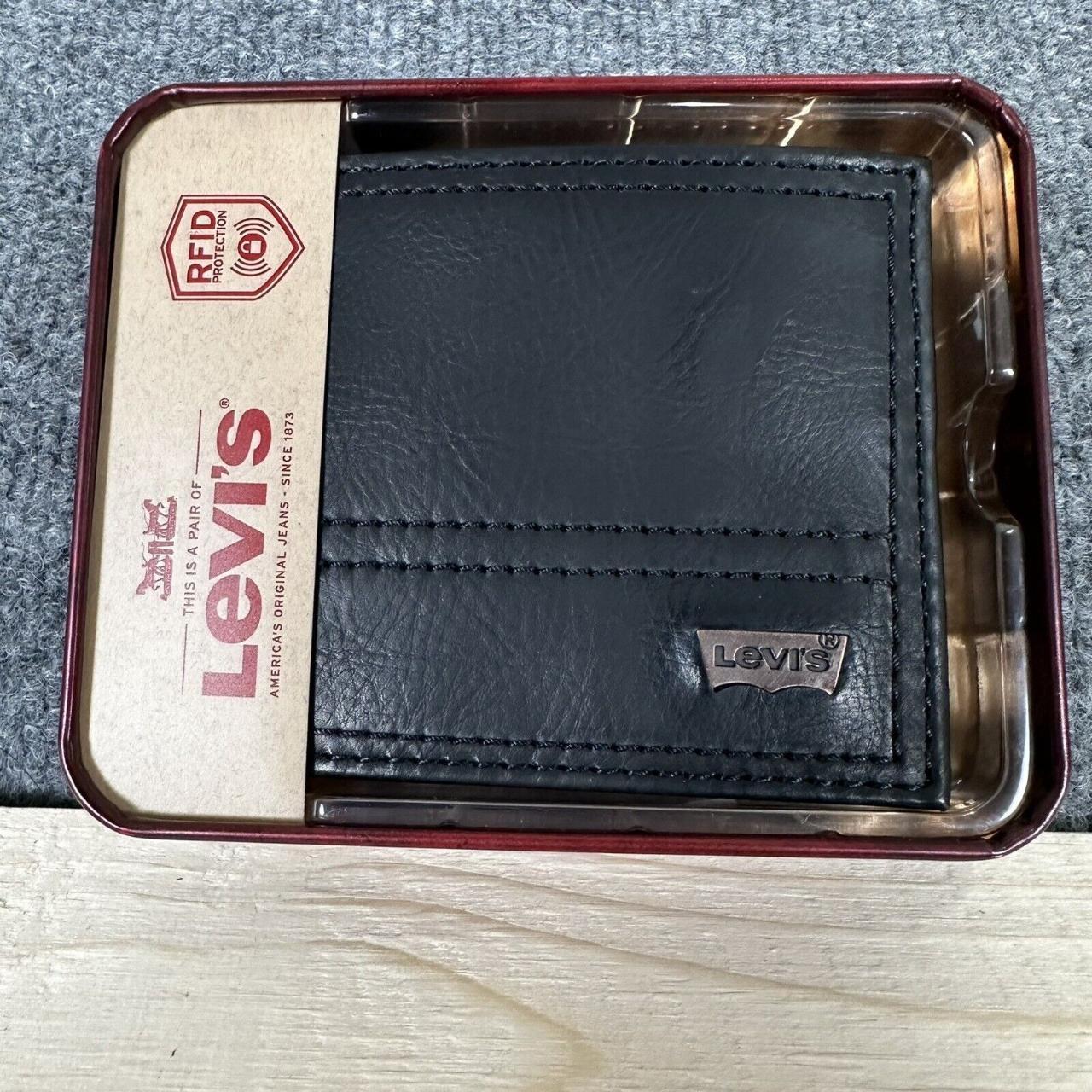 Levi's® Solid Leather Wallet with Detachable Card Case | Unboxing - YouTube