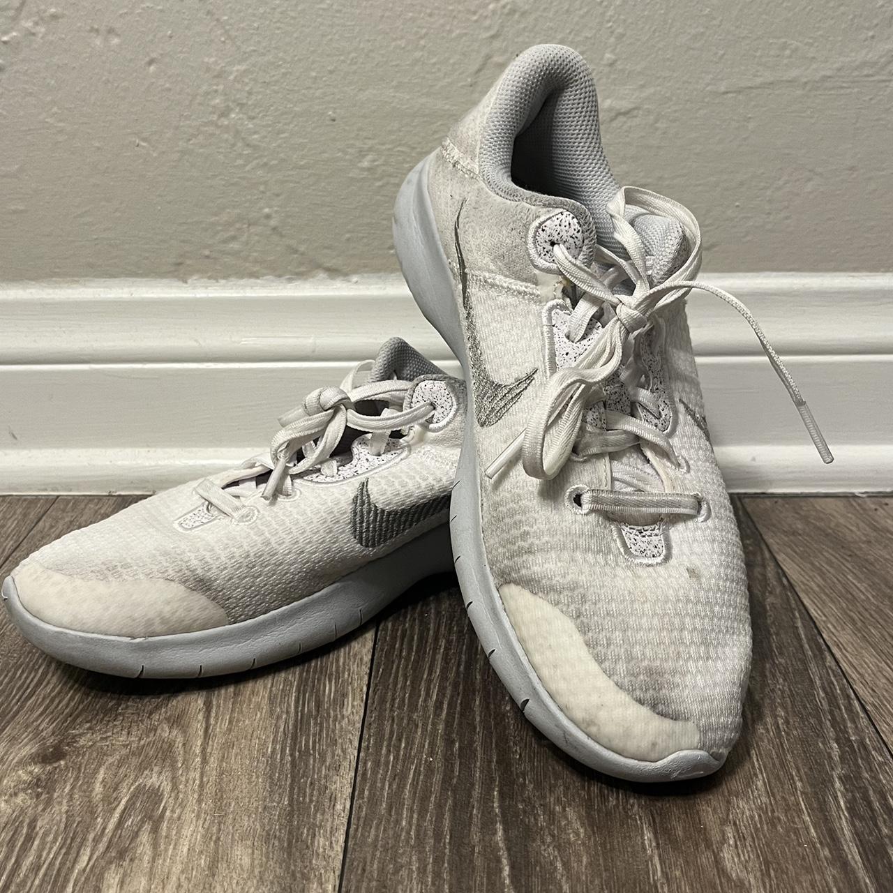 womens white nike shoes size 8