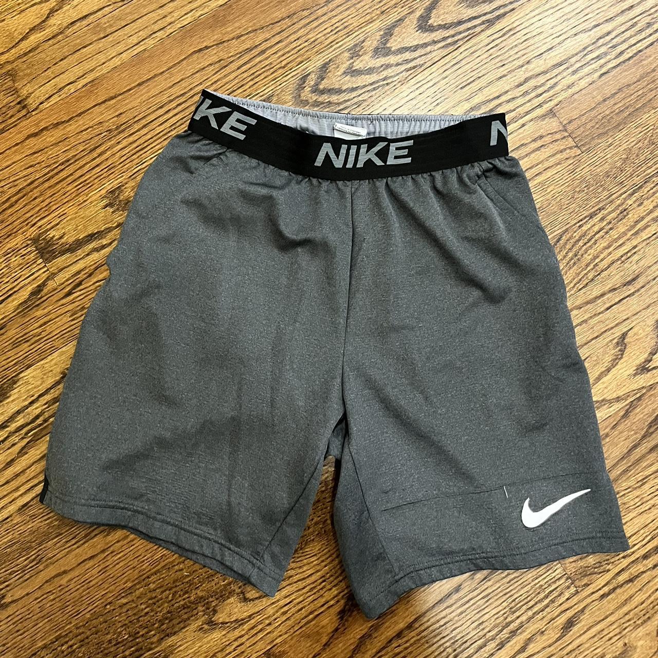 mens nike loose fit knee length shorts