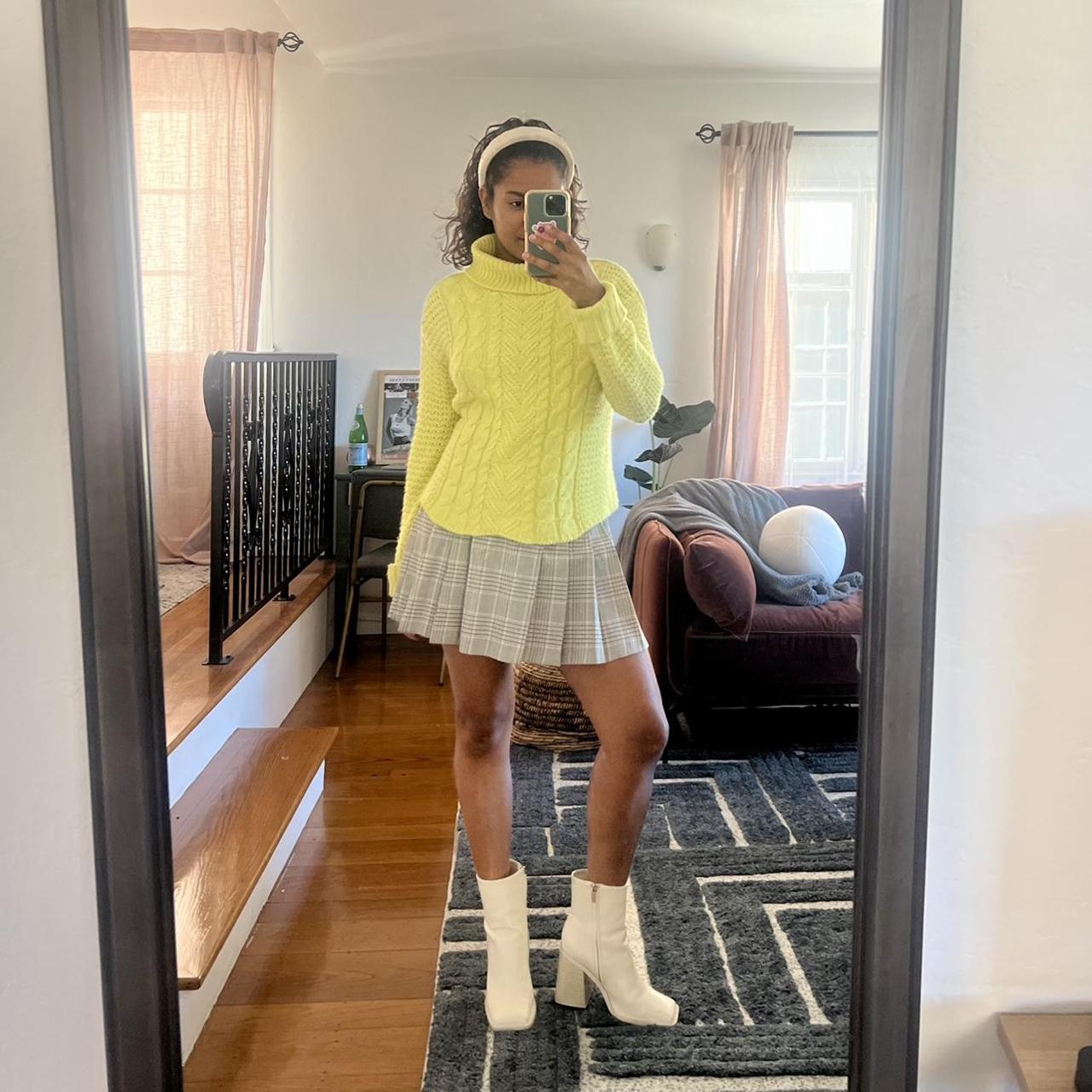 Super cute yellow turtleneck sweater 💛 Size M