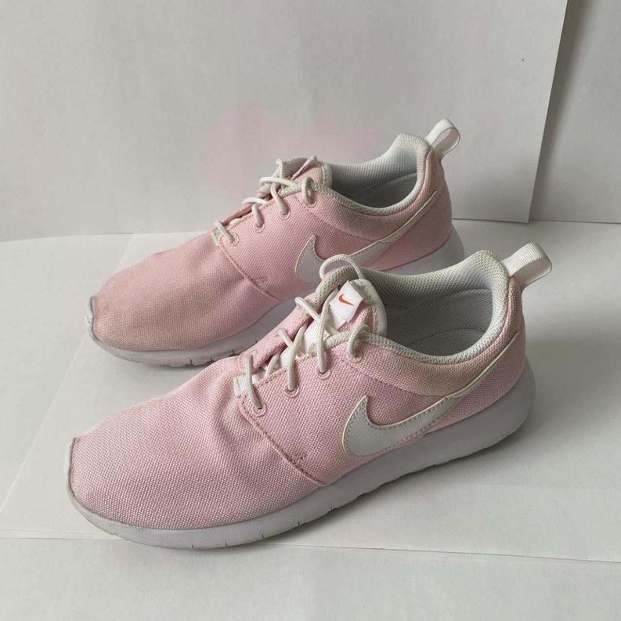 Nike roshe pink hot sale and white trainers