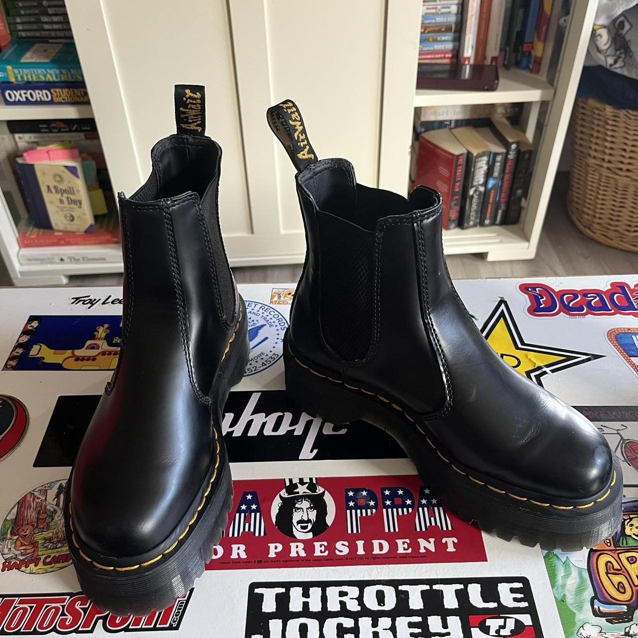 Black chelsea best sale boots size 6