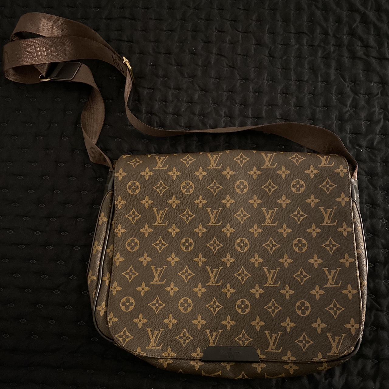 Louis Vuitton District MM Messenger Bag, Men's Fashion, Bags