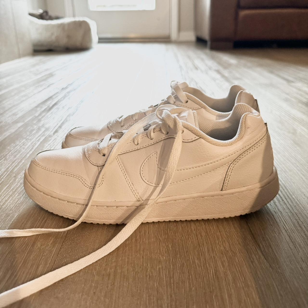 womens white nike shoes size 8