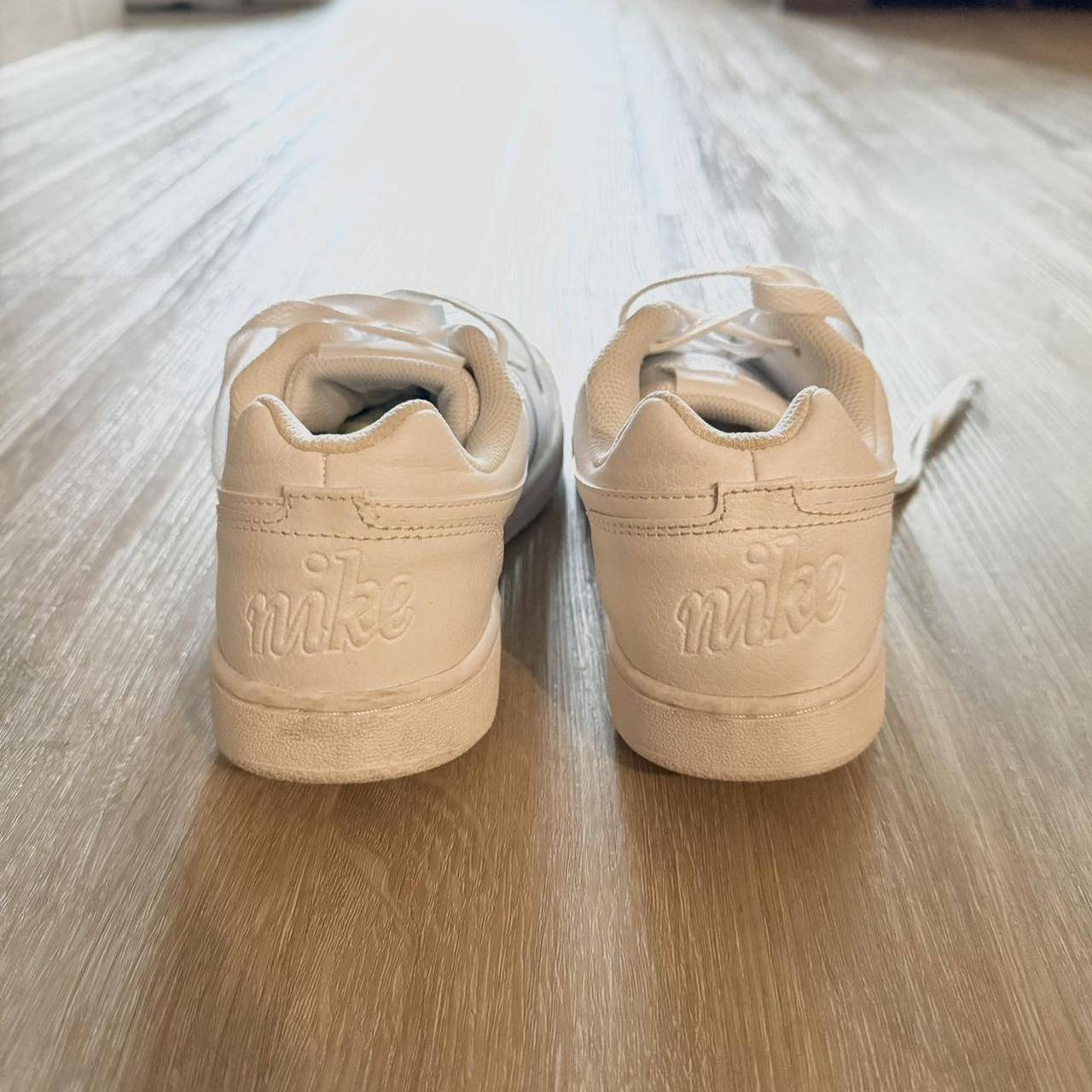 womens white nike shoes size 8