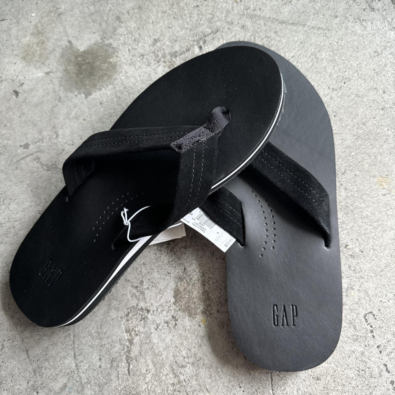 Gap black hot sale flip flops