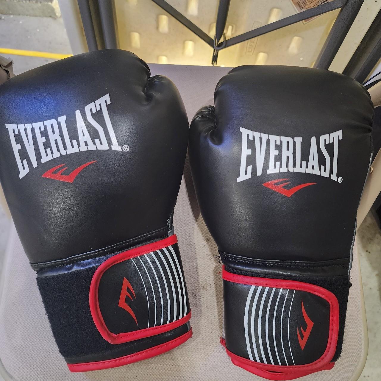 12oz EVERLAST BOXING GLOVES black and red preowned... - Depop