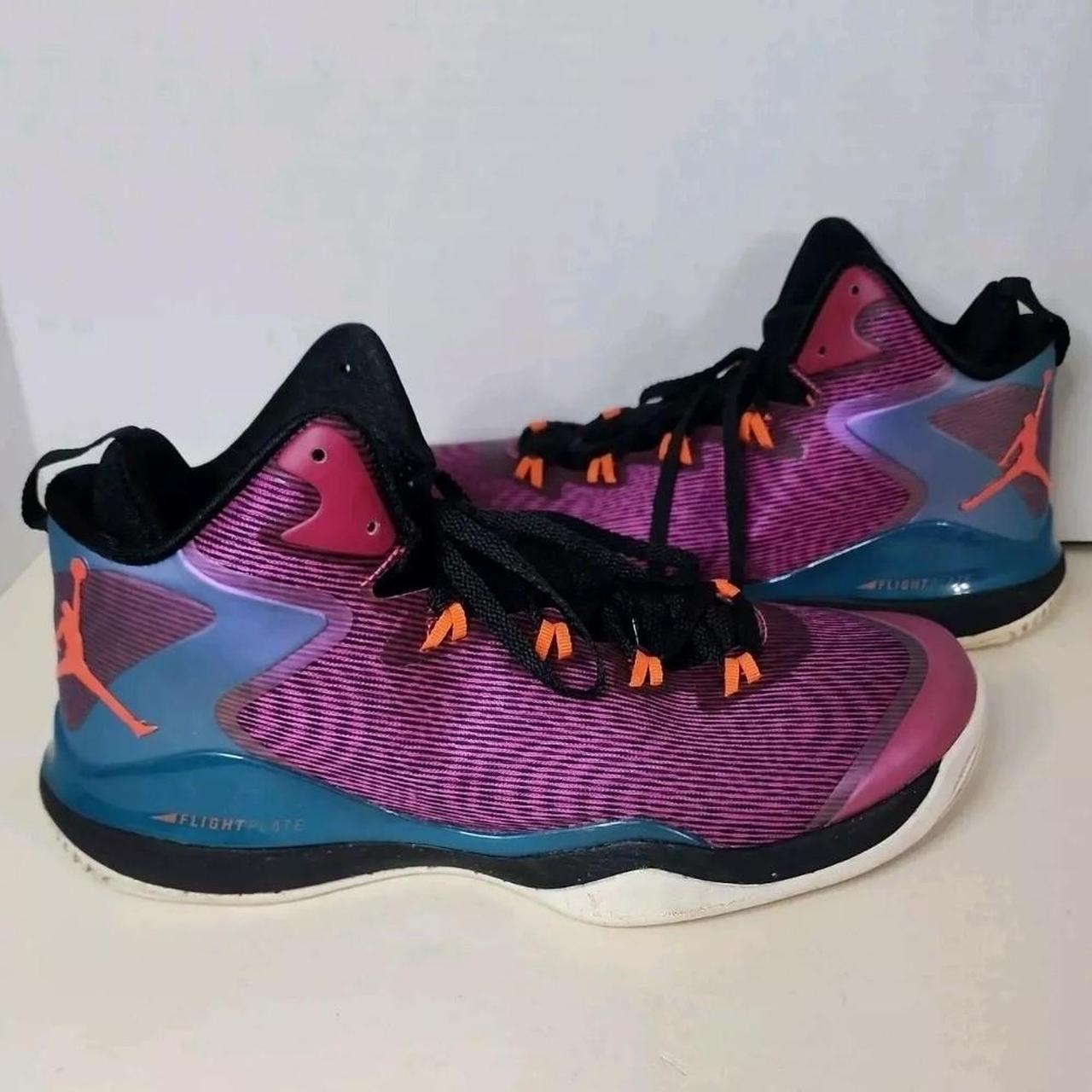 Jordan Pink, Size 10, has some signs