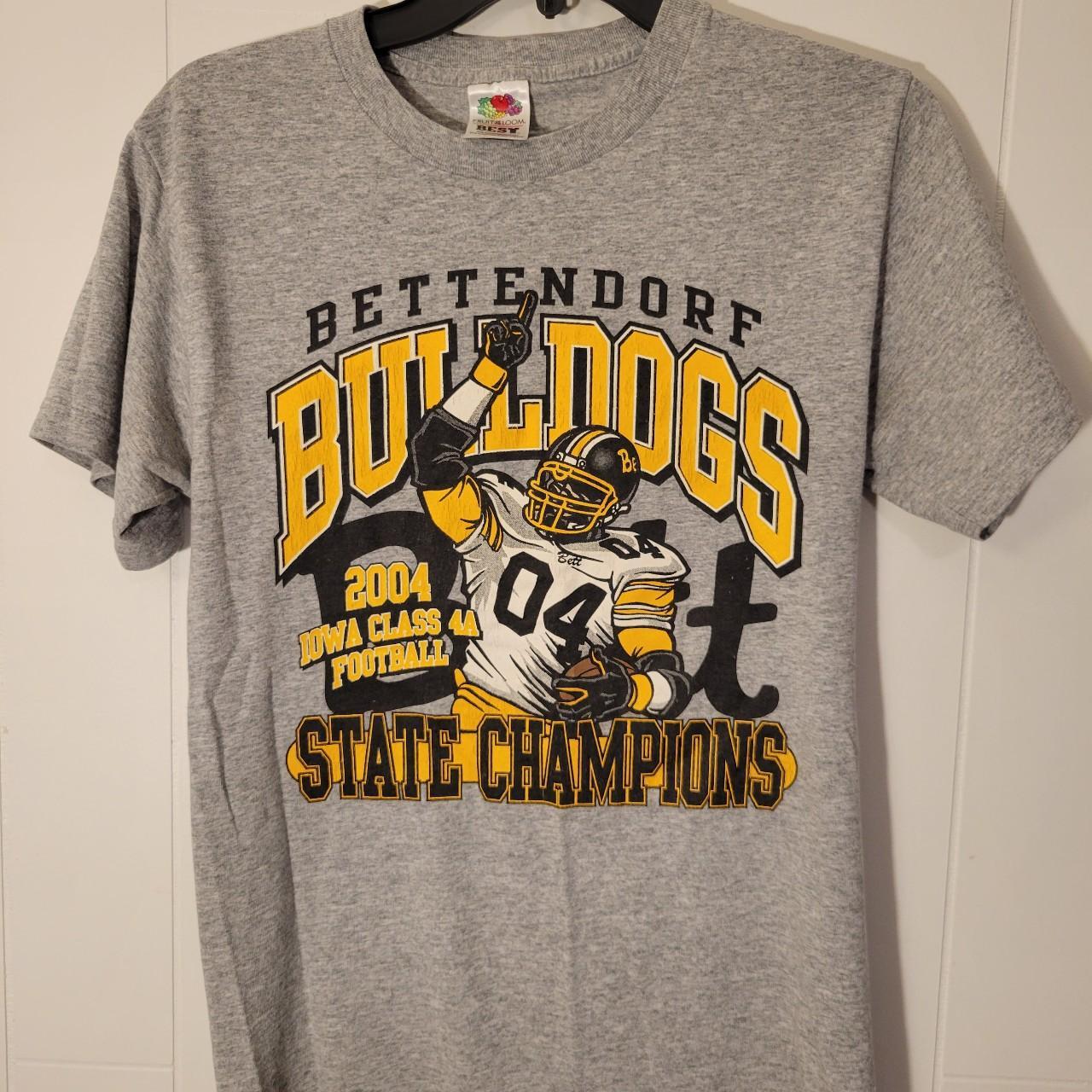 Vintage 2004 NCAA Mens Bettendorf Bulldogs Graphic... - Depop