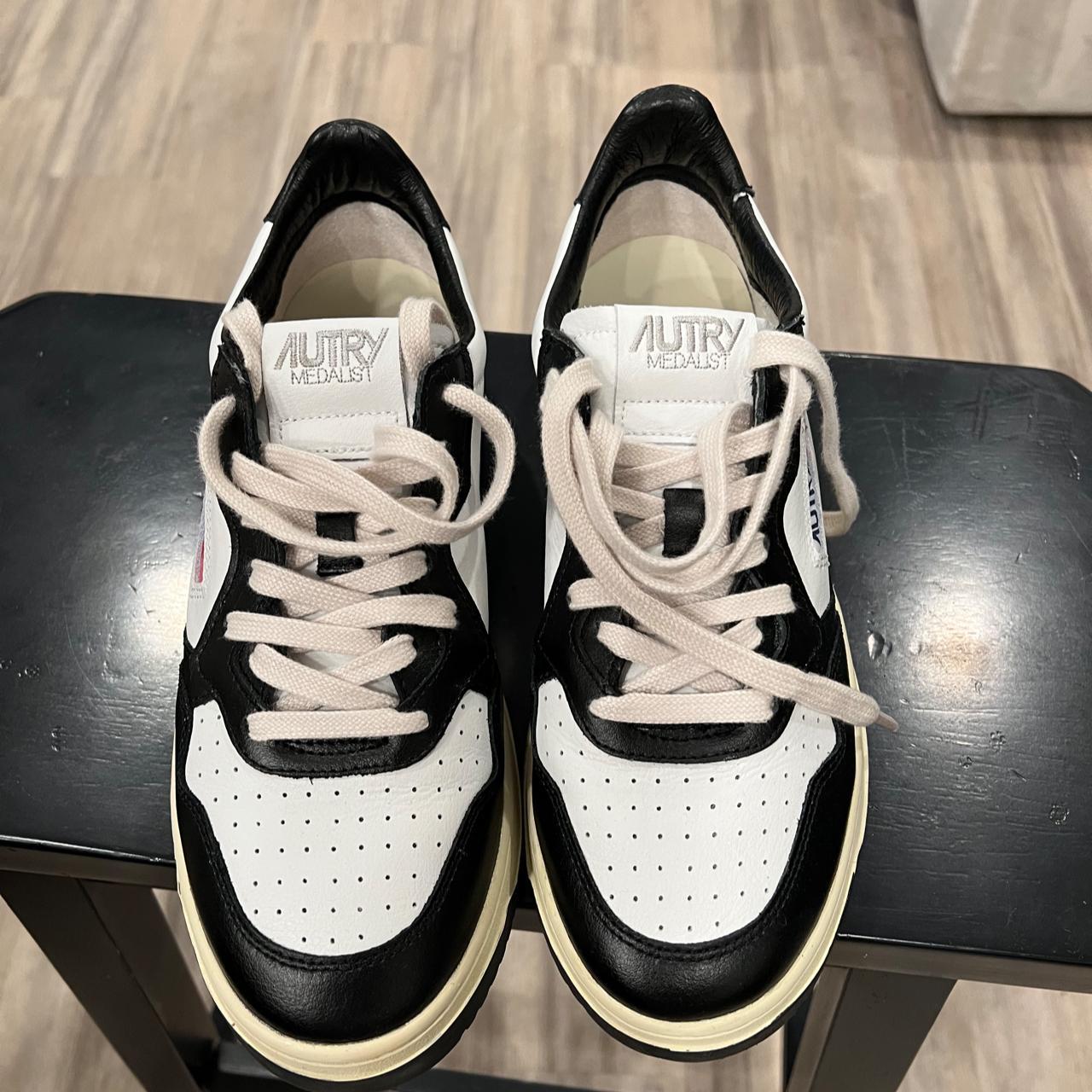 Autry Men's White and Black Trainers (2)