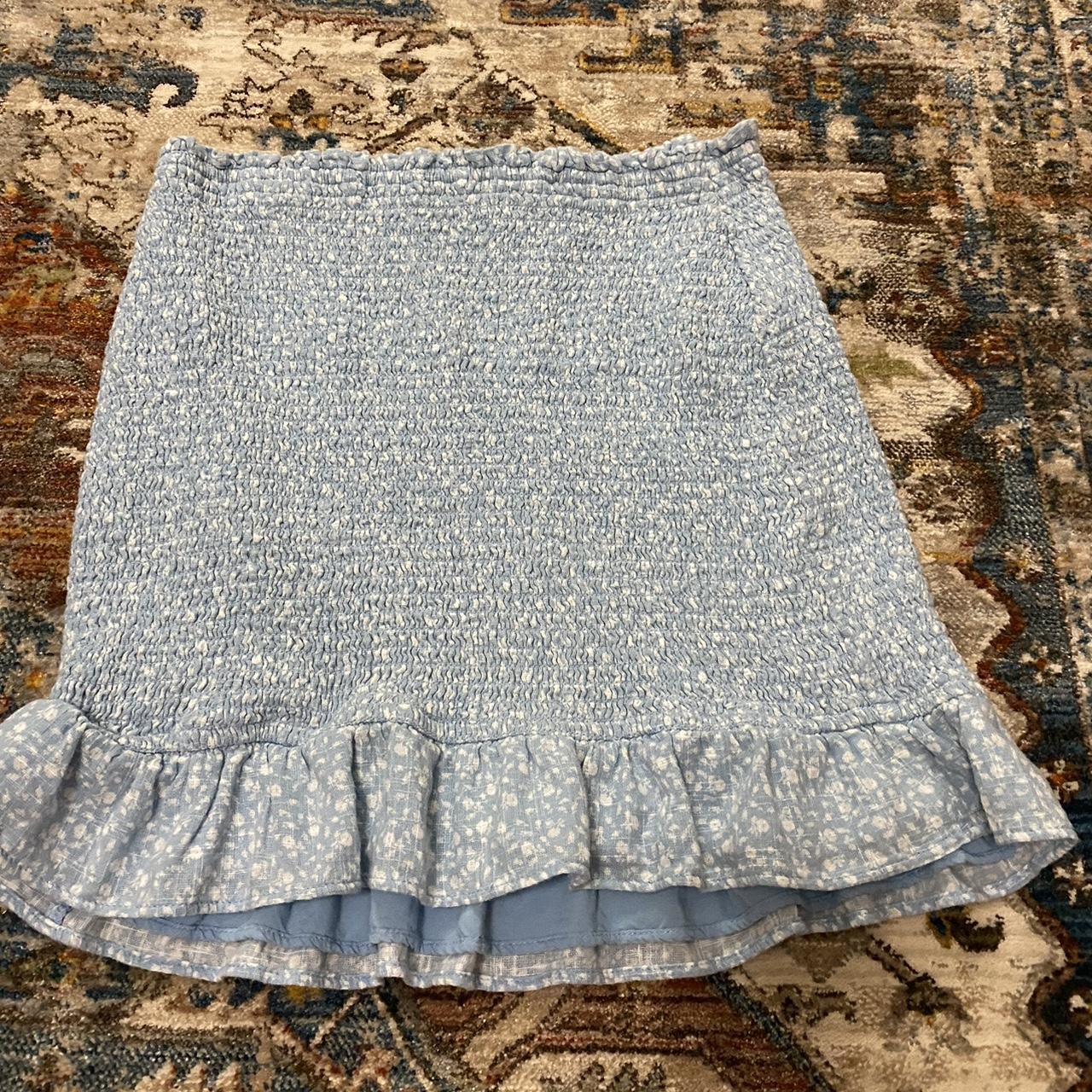 Abercrombie & Fitch This skirt hugs your booty Size - M - Depop