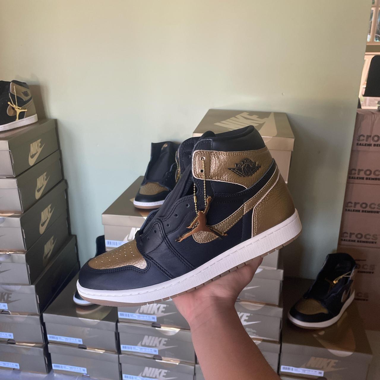 metallic gold jordan 1 outfit