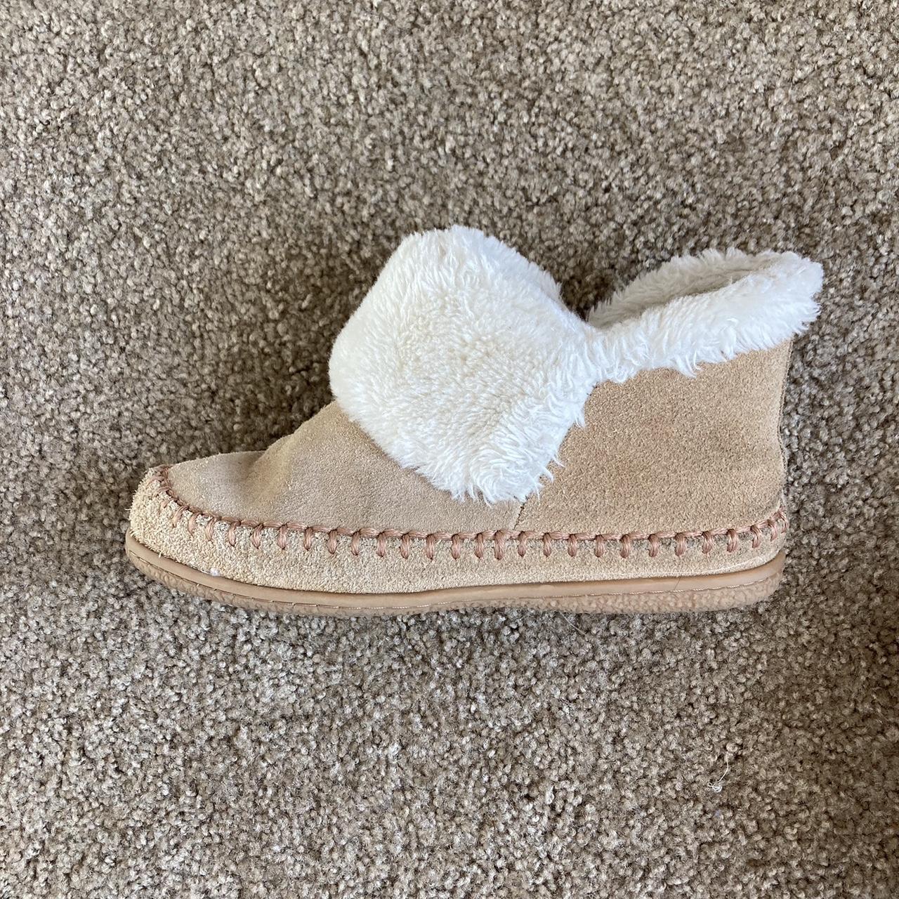 Tan slippers. Very warm, fairly good... Depop
