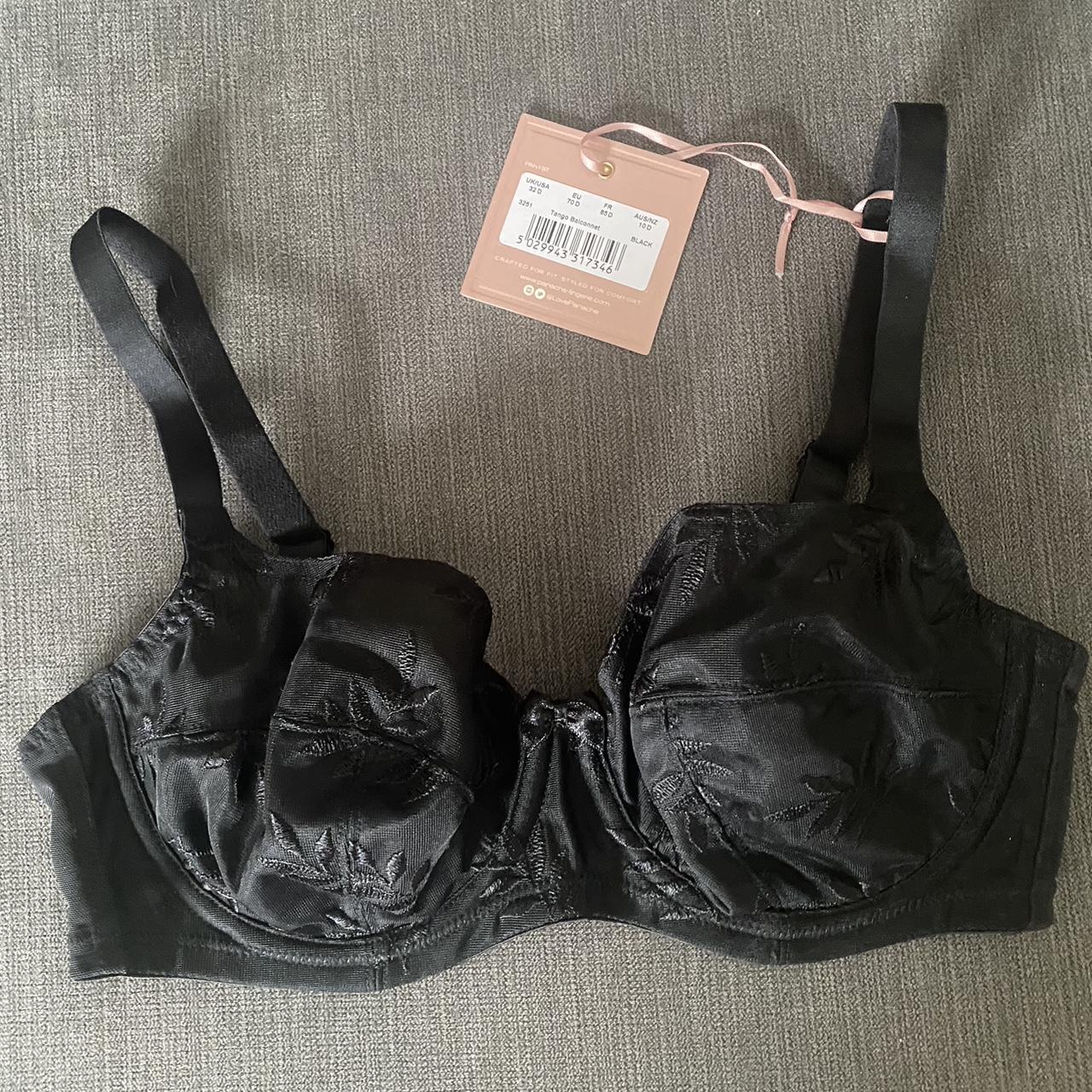 Beautiful black bra size 32D, very padded super - Depop