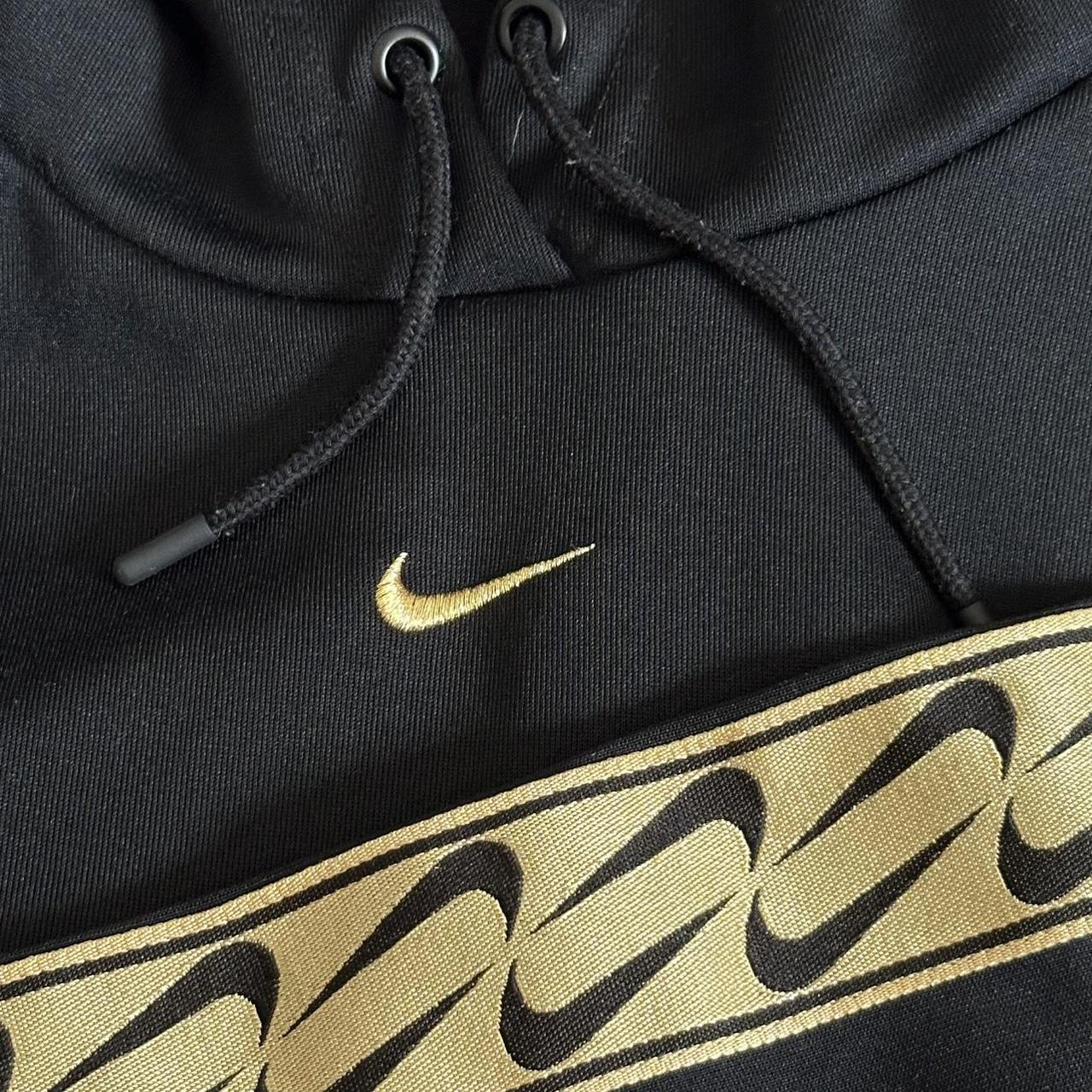 Black and gold online nike sweatshirt