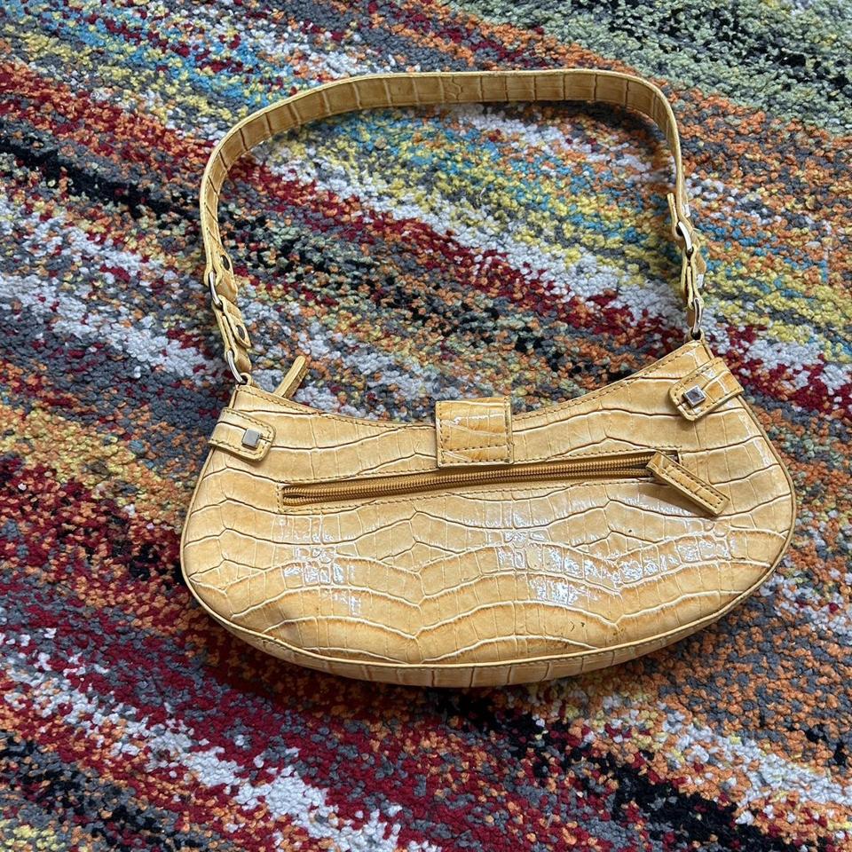 Gorgeous vintage Guess shoulder bag. Classic staple - Depop