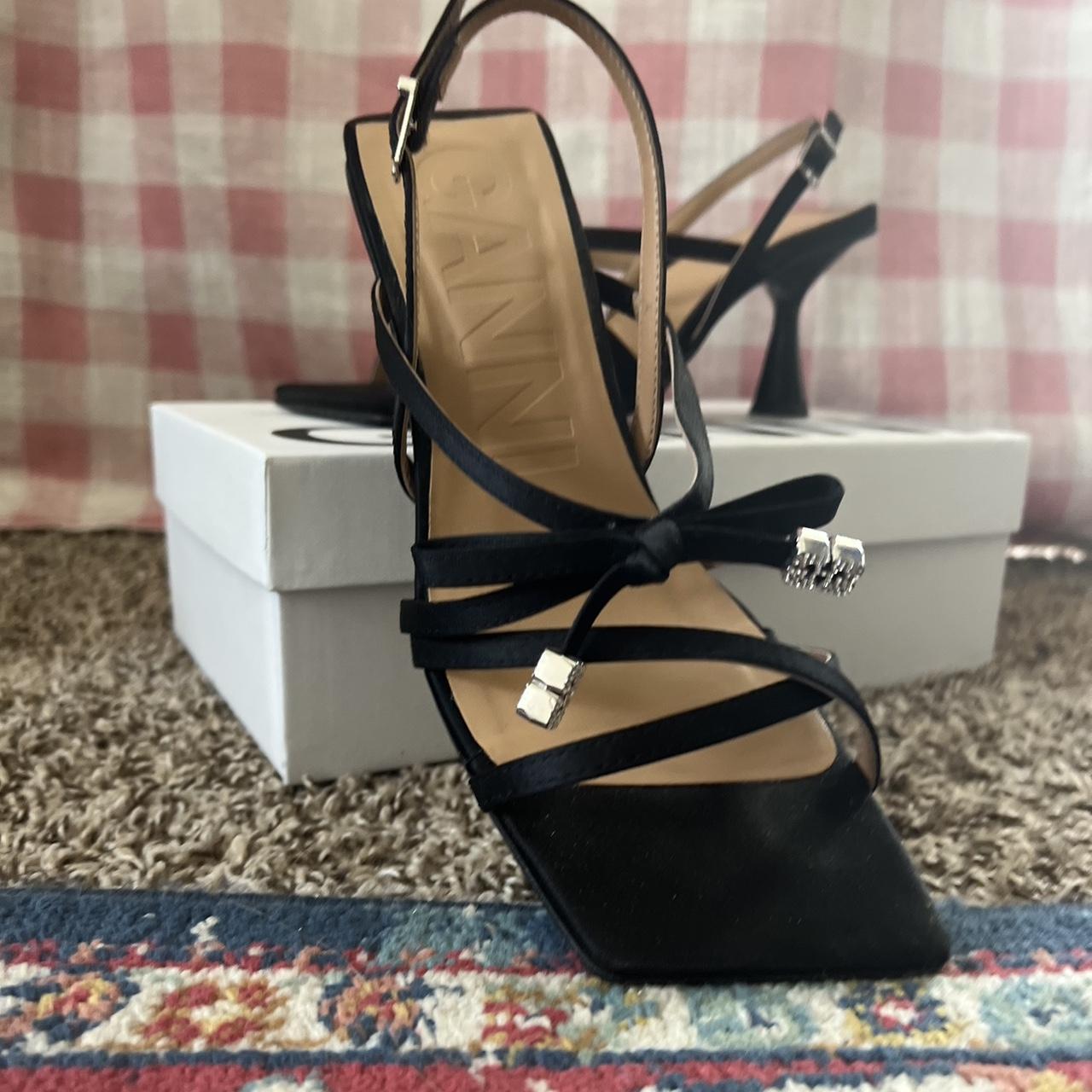 GANNI：サテン Butterfly High Bow サンダル Ganni butterfly high heel bow sandal in black satin. | Depop