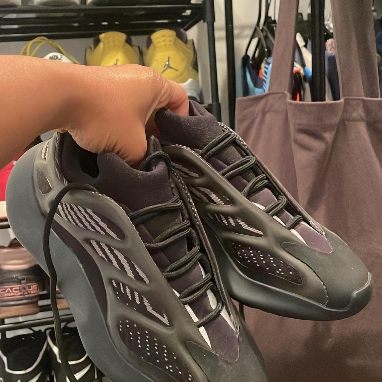 yeezy 700 black size 6
