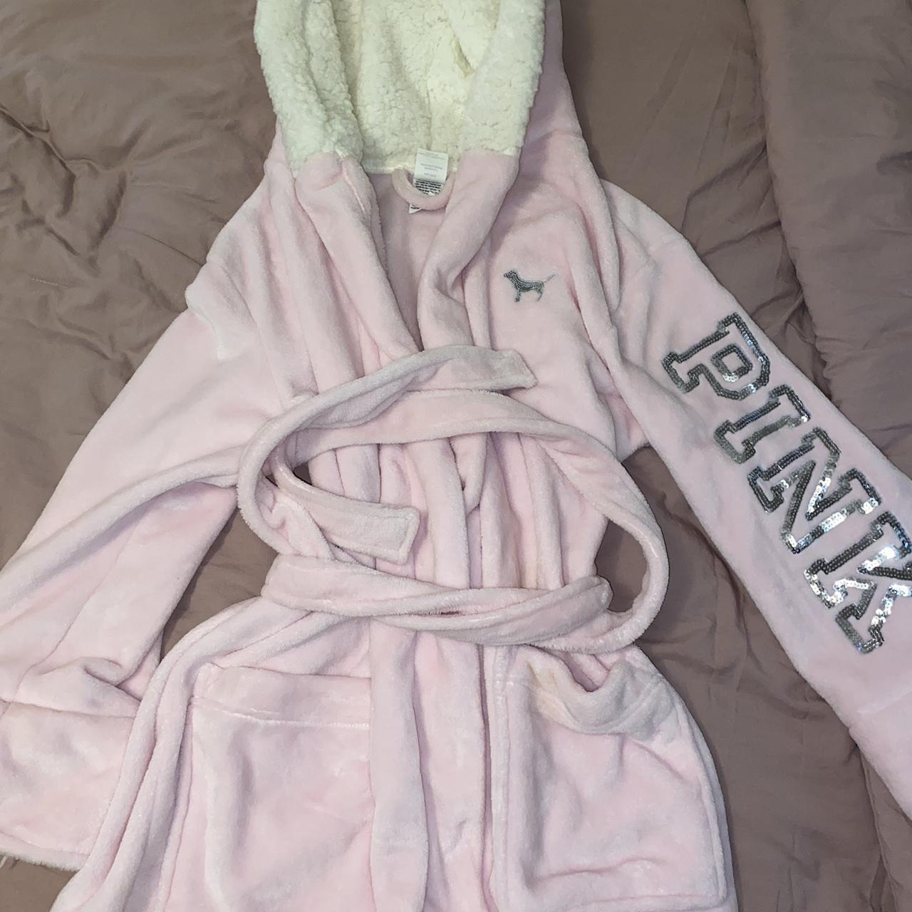Victoria’s secret/pink robe, never worn Depop