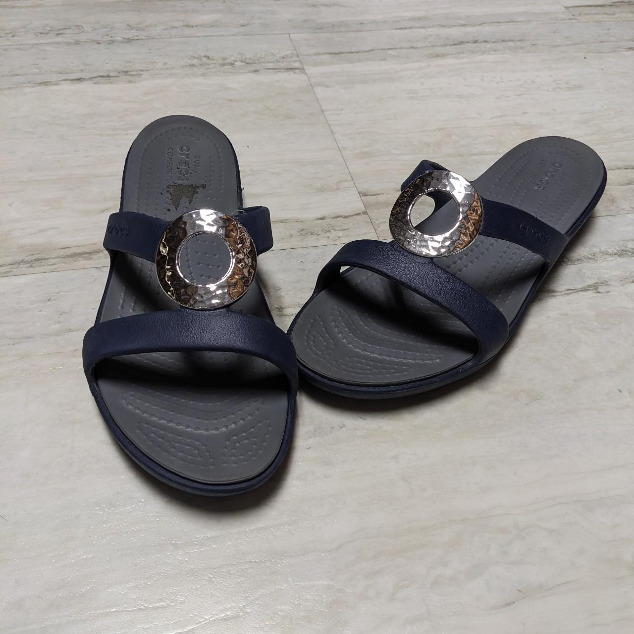 Crocs sanrah hammered online metallic sandal