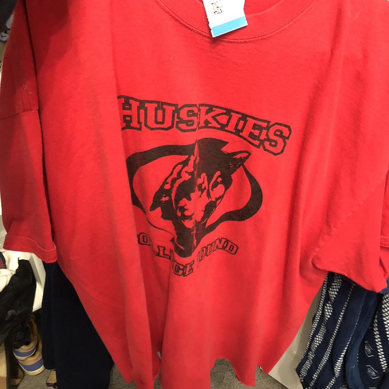 Vintage huskies t shirt his cut at bottom very short... - Depop