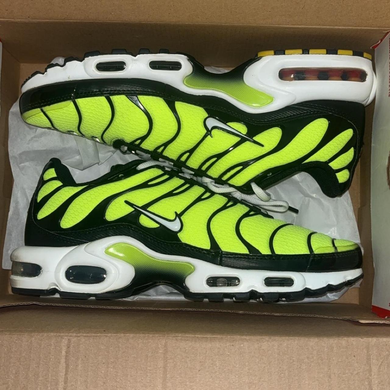 nike sneaker air max plus white black and green