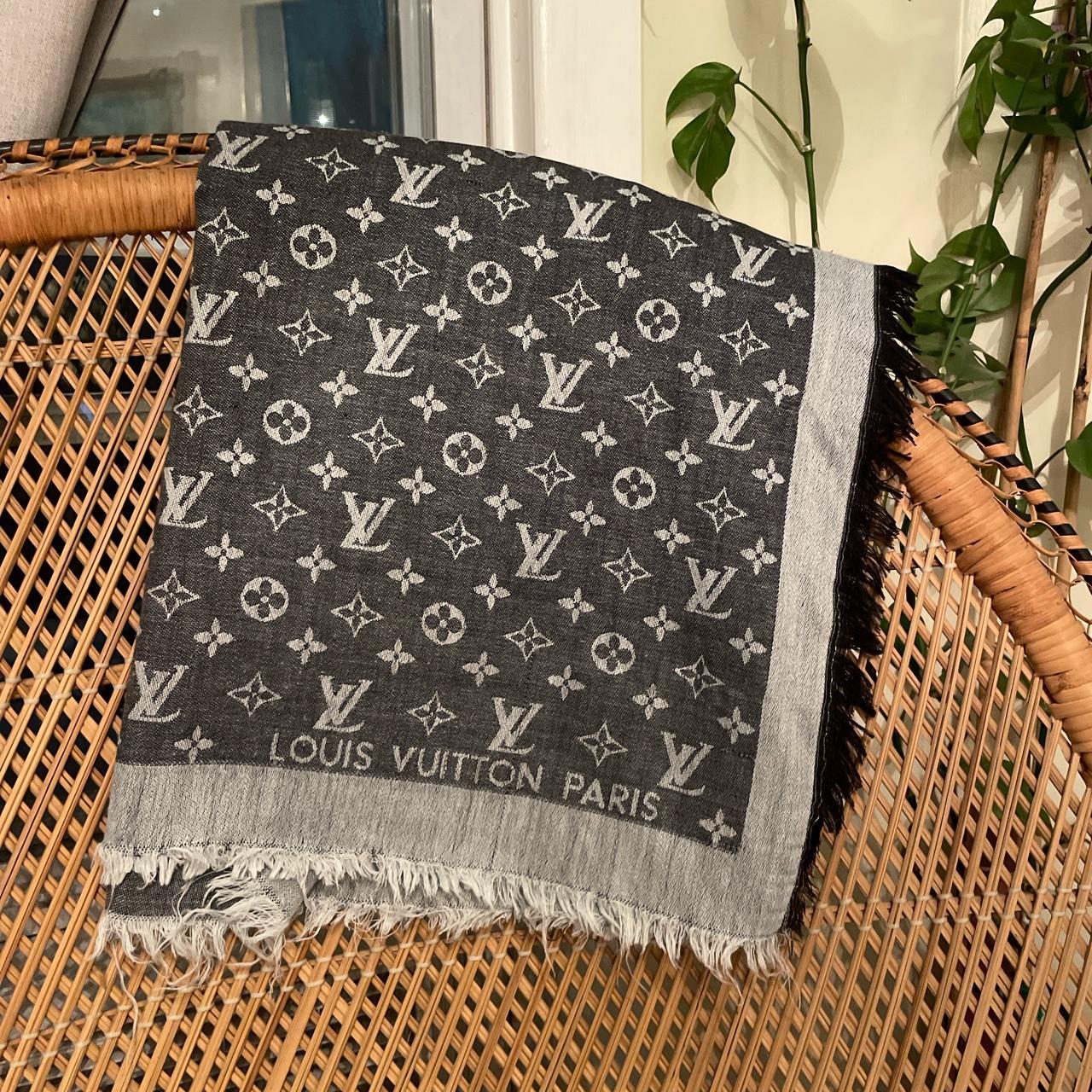 Scarf Louis Vuitton Grey in Other - 25261928