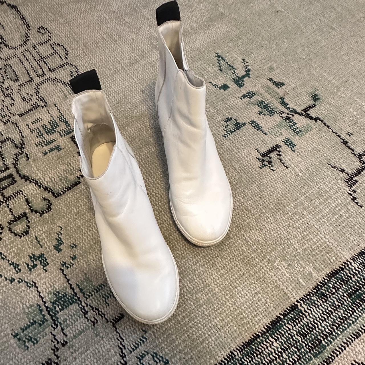 DKNY white boot In great used