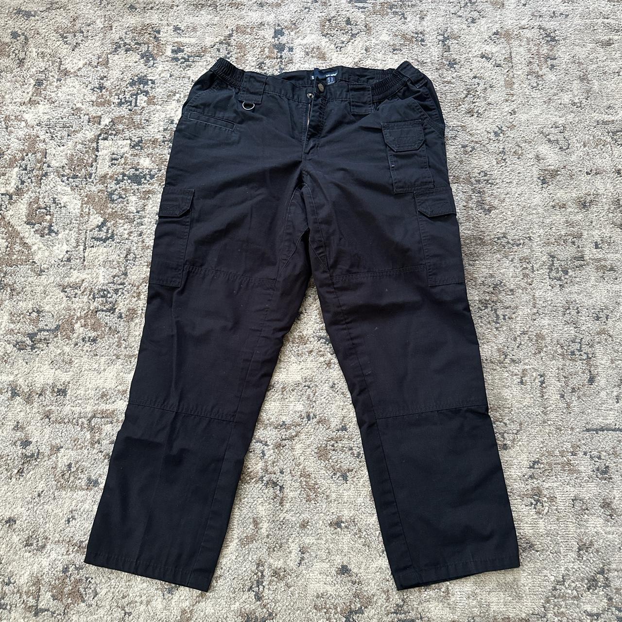 Black cargo pants w/ lots of pockets - Depop