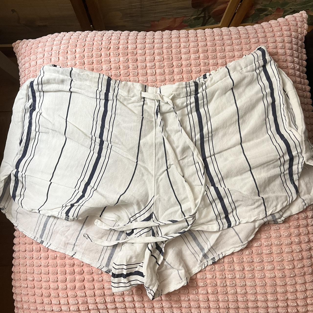 BRANDY MELVILLE: White/Blue Striped Shorts