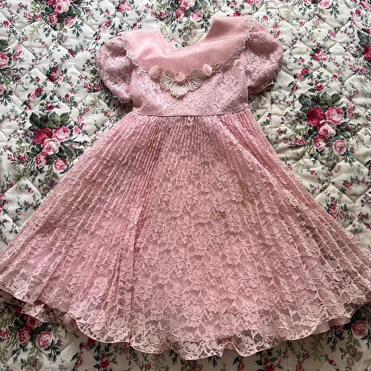 NO PAYPAL PLEASE!!!!!🩷 vintage petal pink lace... Depop
