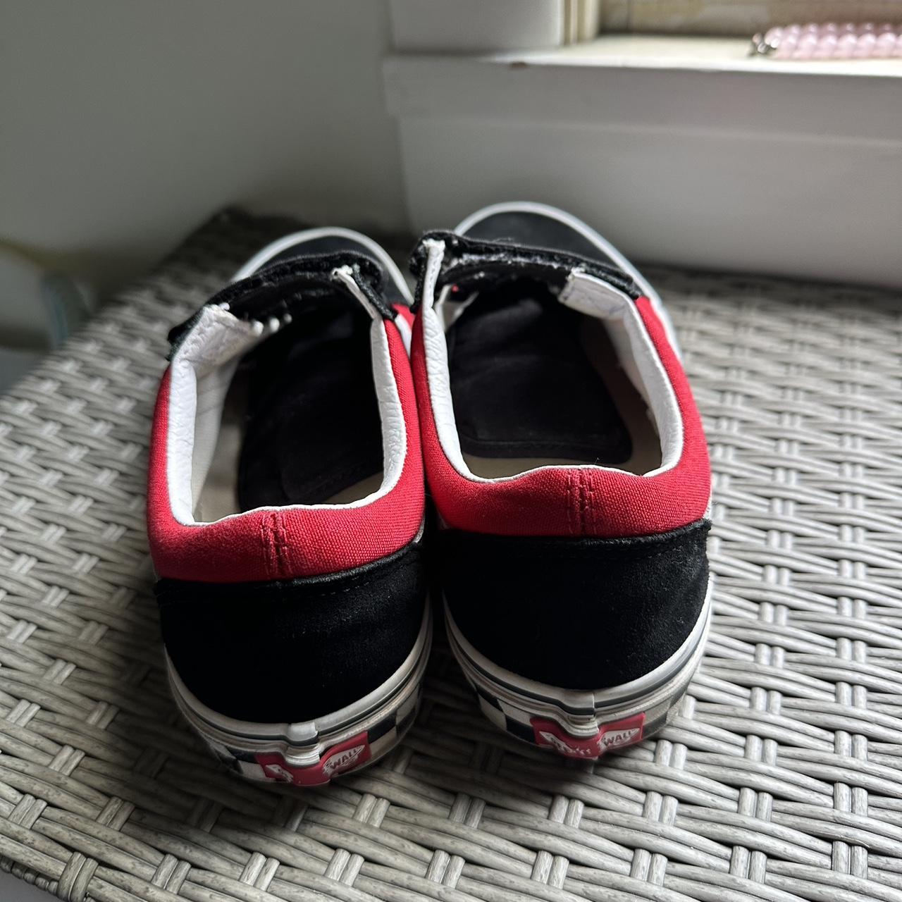 Black and white hotsell vans with red laces