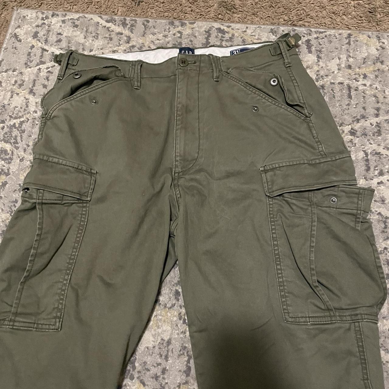 Green cargo shorts a little oversized - Depop