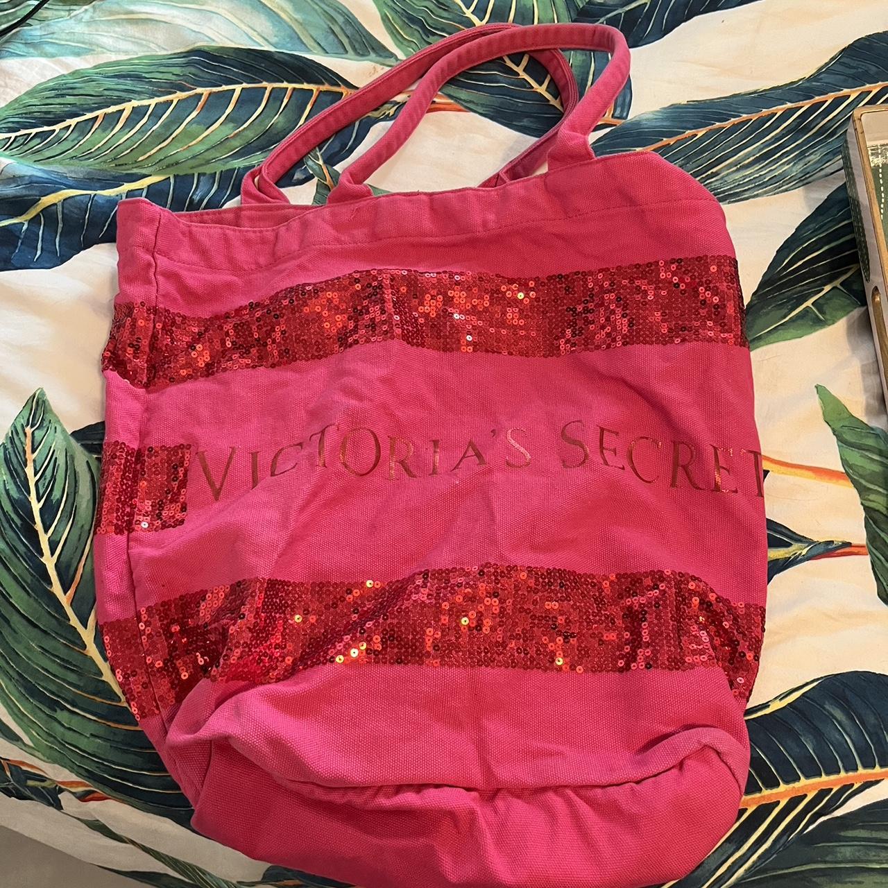 VICTORIAS SECRET PINK DUFFLE TRAVEL BAG Pretty good - Depop