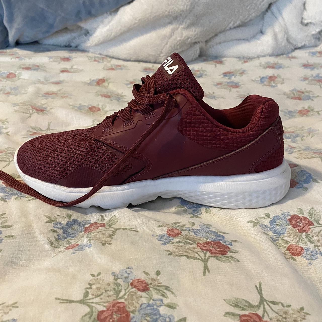 Burgundy deals fila trainers