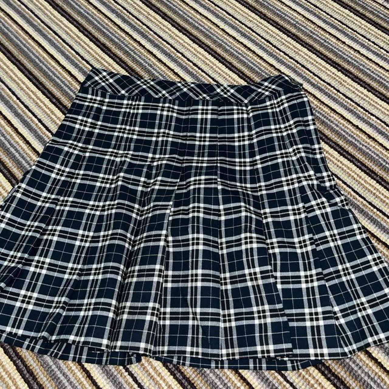 Mini checkered skirt never been worn size 8 - Depop