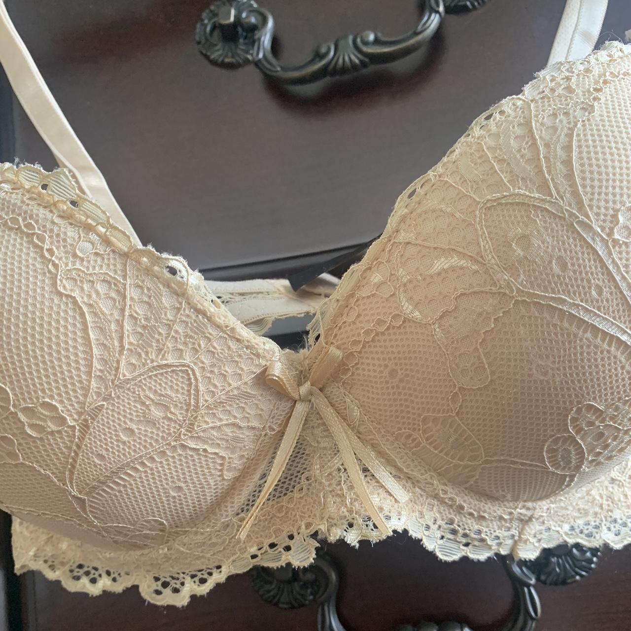 gold/skin toned lace 36D push-up bra -size - Depop