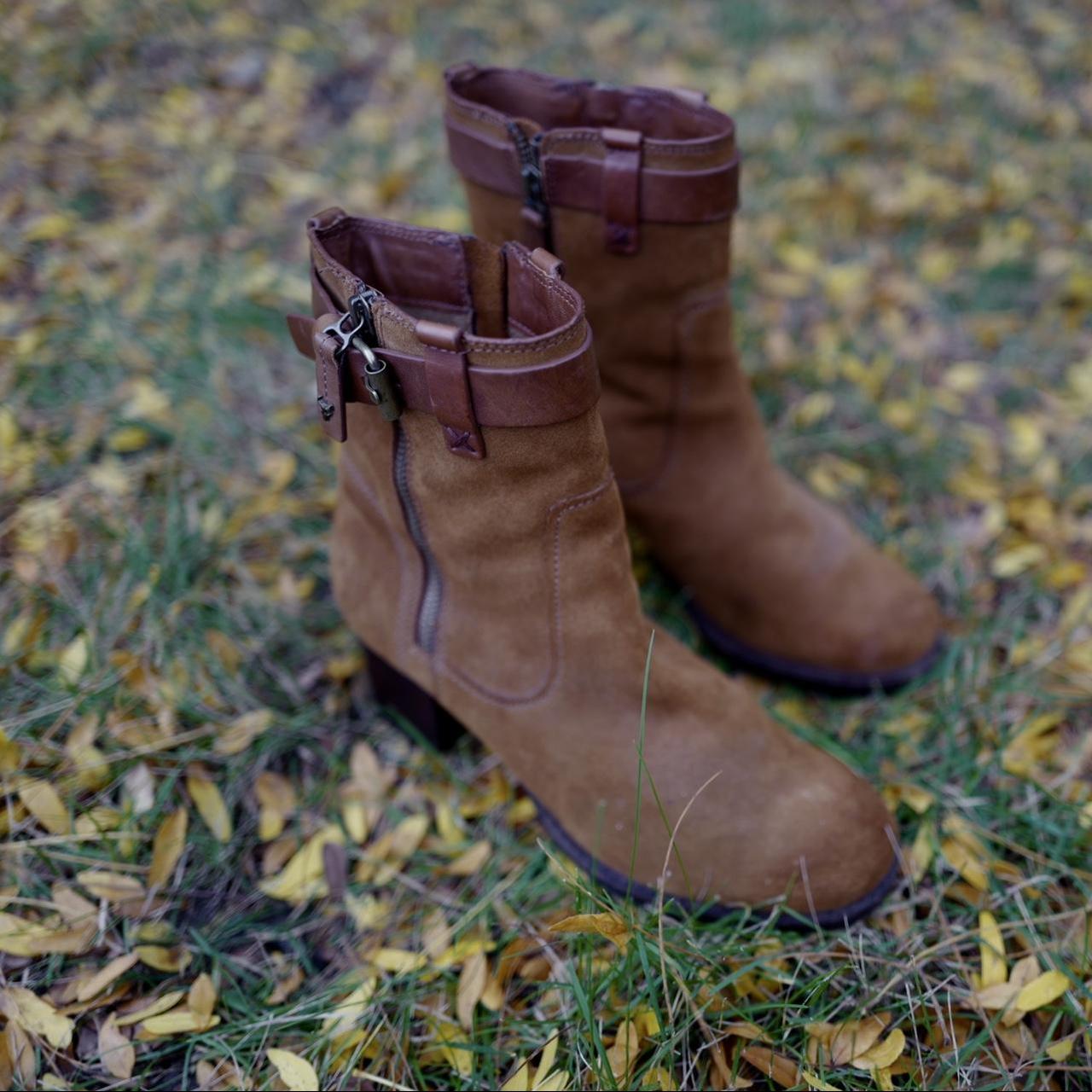 Women s Trask Madison Boot Size 7. Suede Block Heel Depop