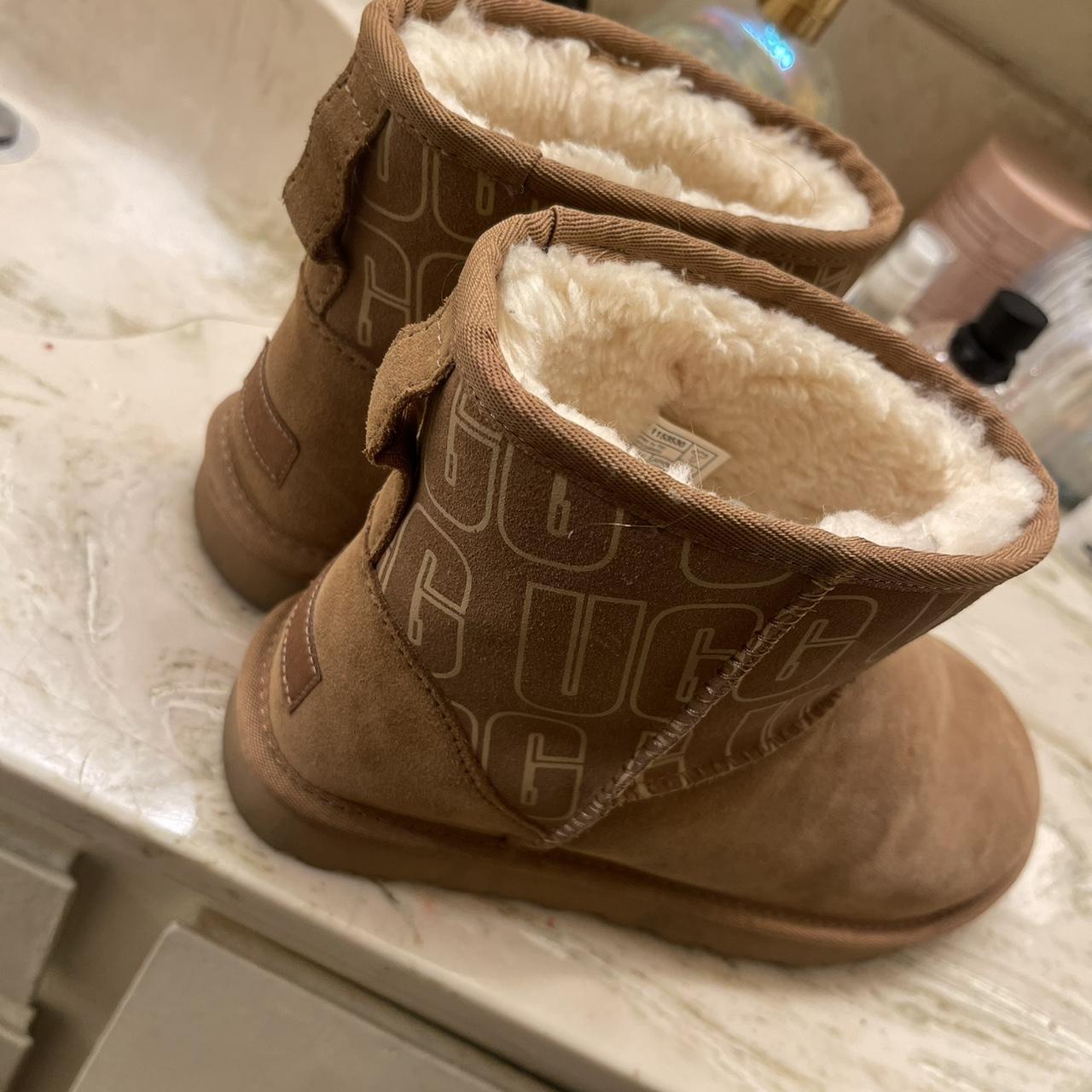 Brand outlet New Uggs Classic Chesnut size 7